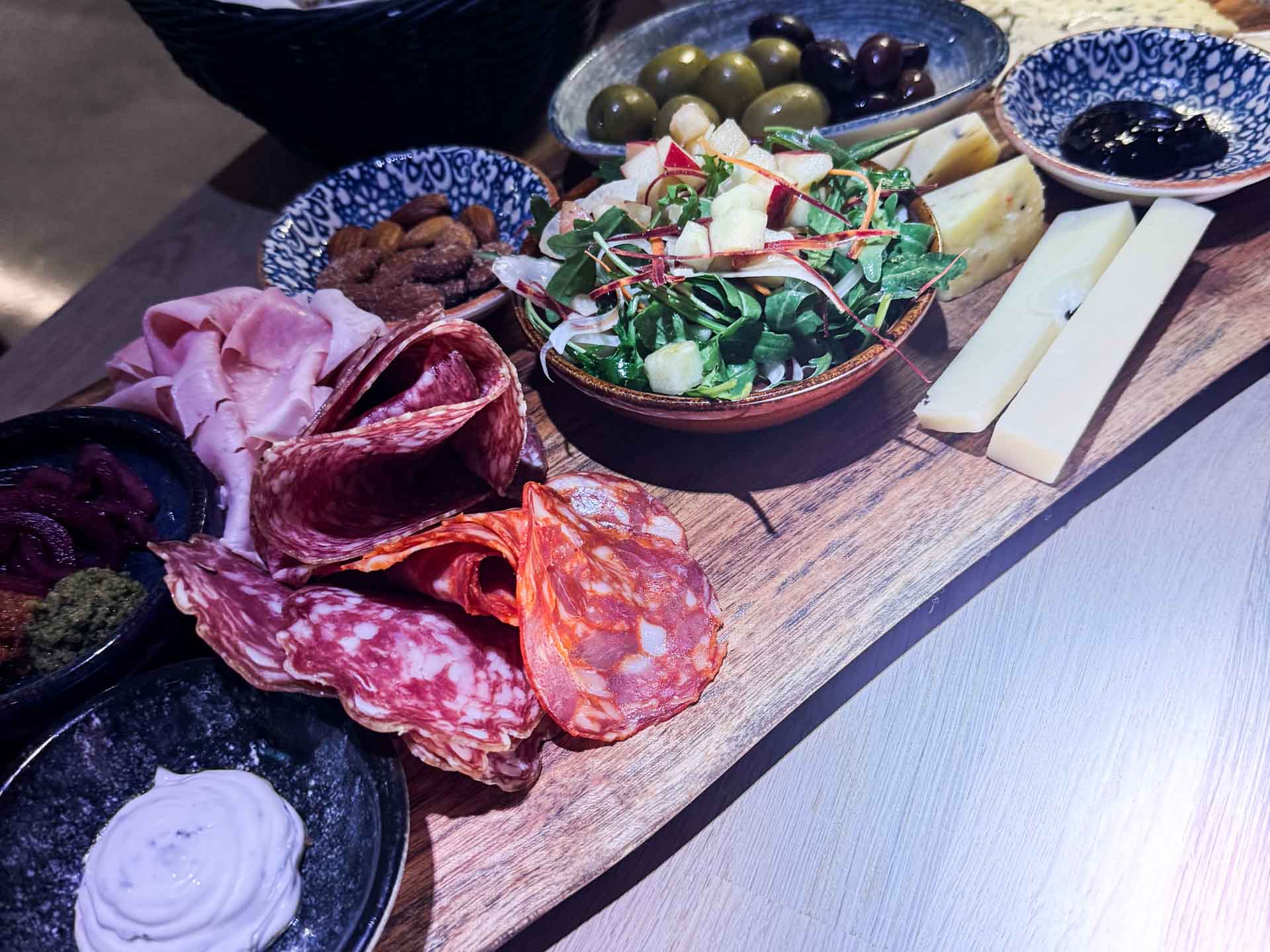 Klassisk tapas til en god pris hos Bar Rolo ved åen i Aarhus.