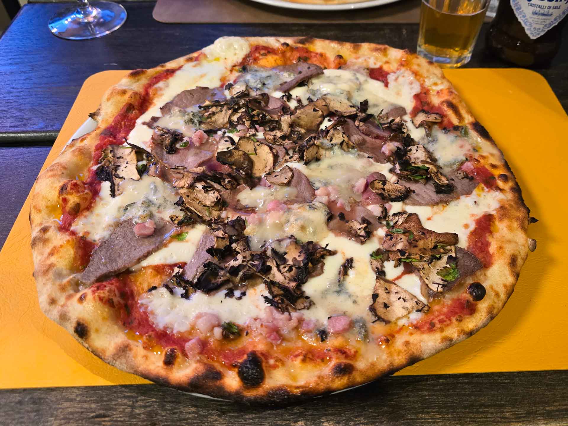 Vi valgte en Pizza Åbyhøj, som måske var deres signaturpizza.