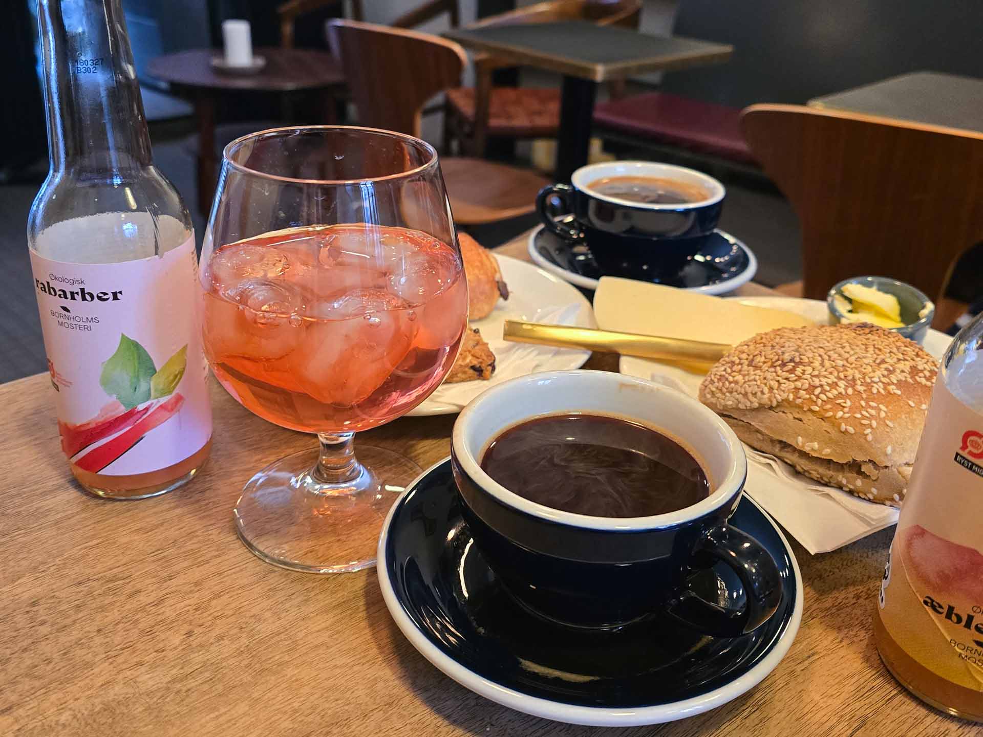 Lidt brød, kaffe og saft hos RS28 i Aarhus C