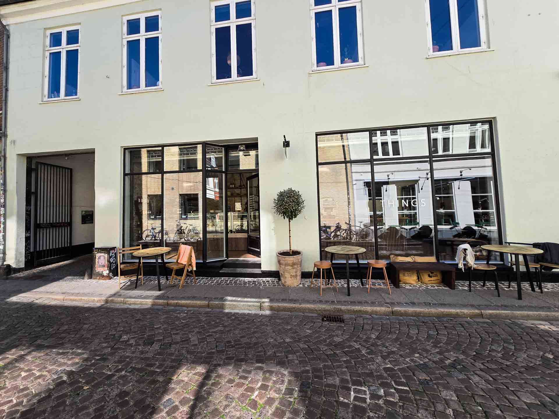 Things Deli i Aarhus set udefra gaden af.