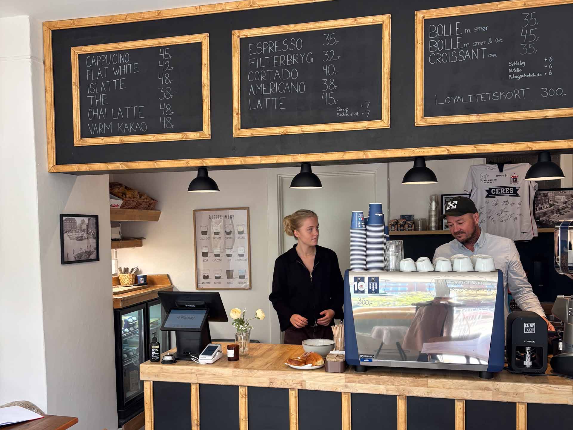 Betjeningen hos VB Coffee på Vesterbro Torv i Aarhus C