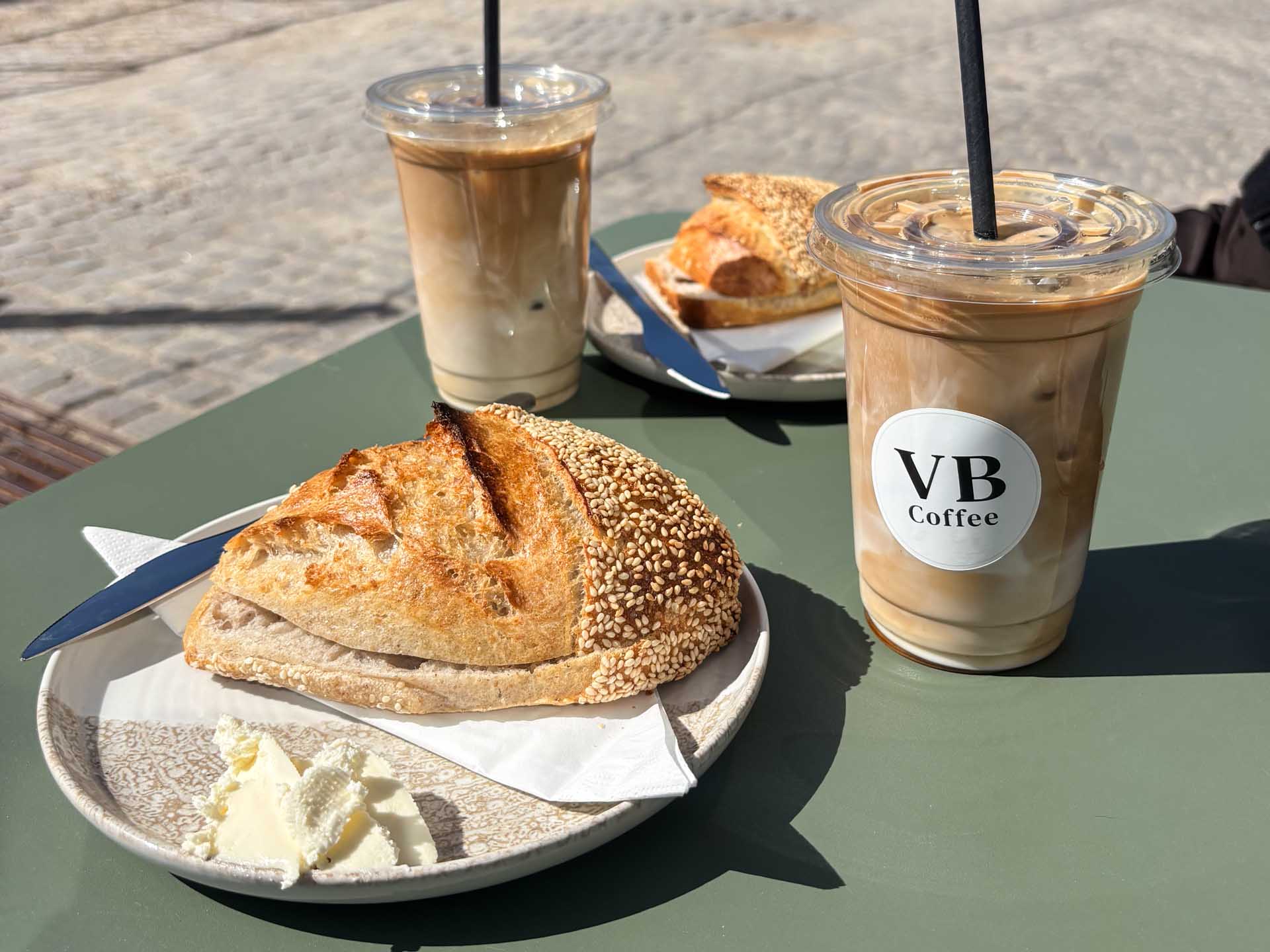 Priserne hos VB Coffee på Vesterbro Torv i Aarhus C er fair