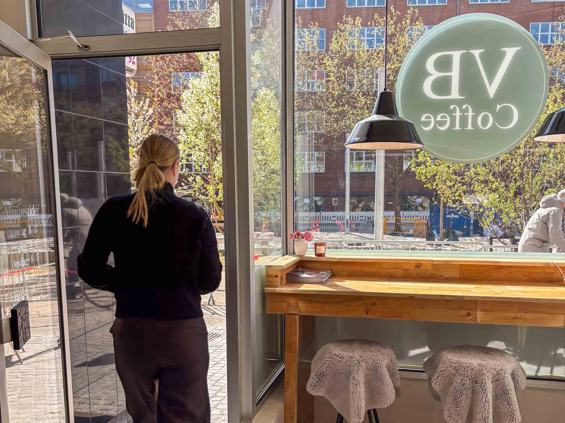 VB Coffee på Vesterbro Torv i Aarhus C ligger i solsiden på det flotte torv.