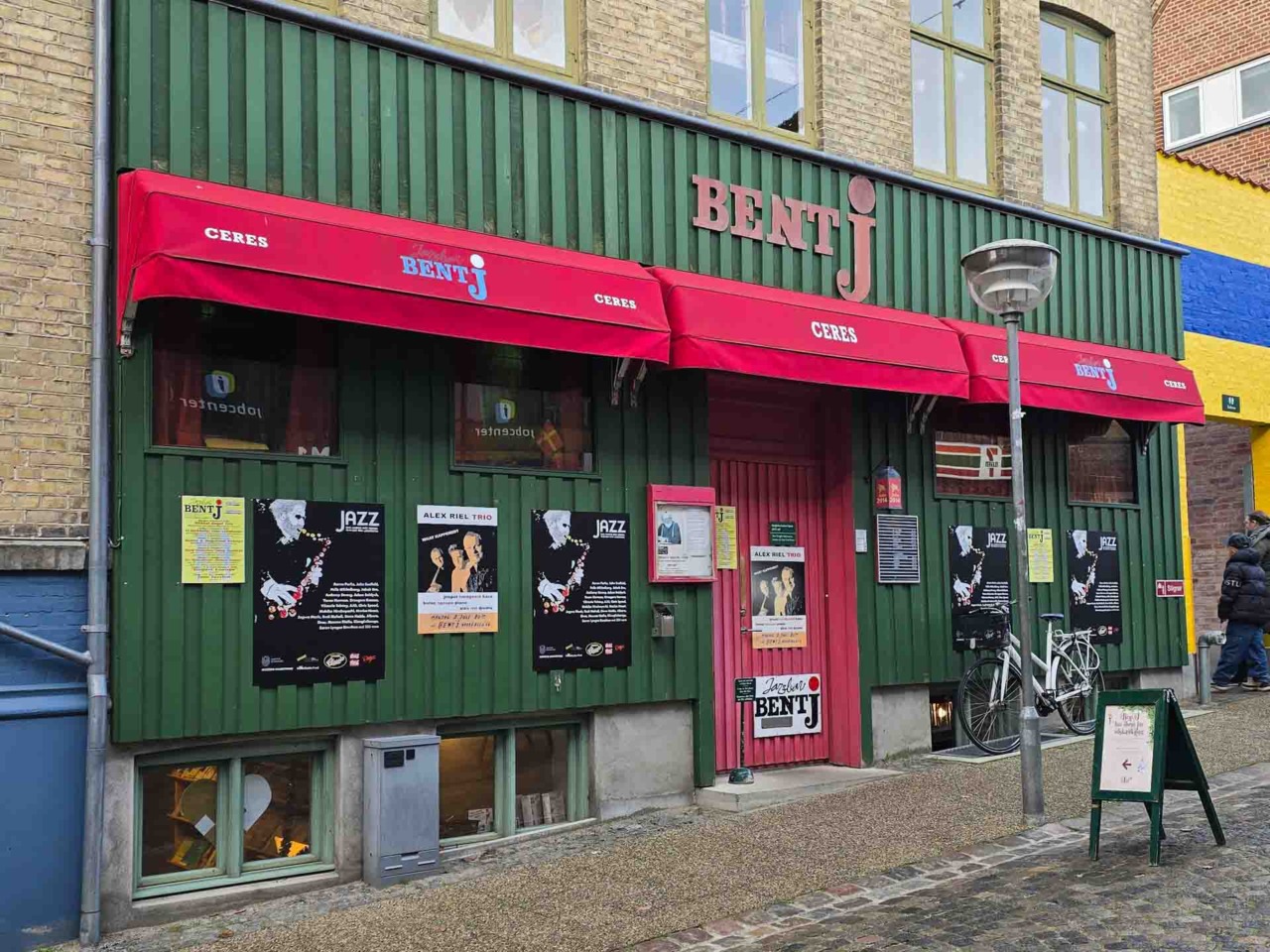Jazzbar Bent J på Nørre Allé var ikke stor. Til gengæld fyldte den godt i Aarhus.