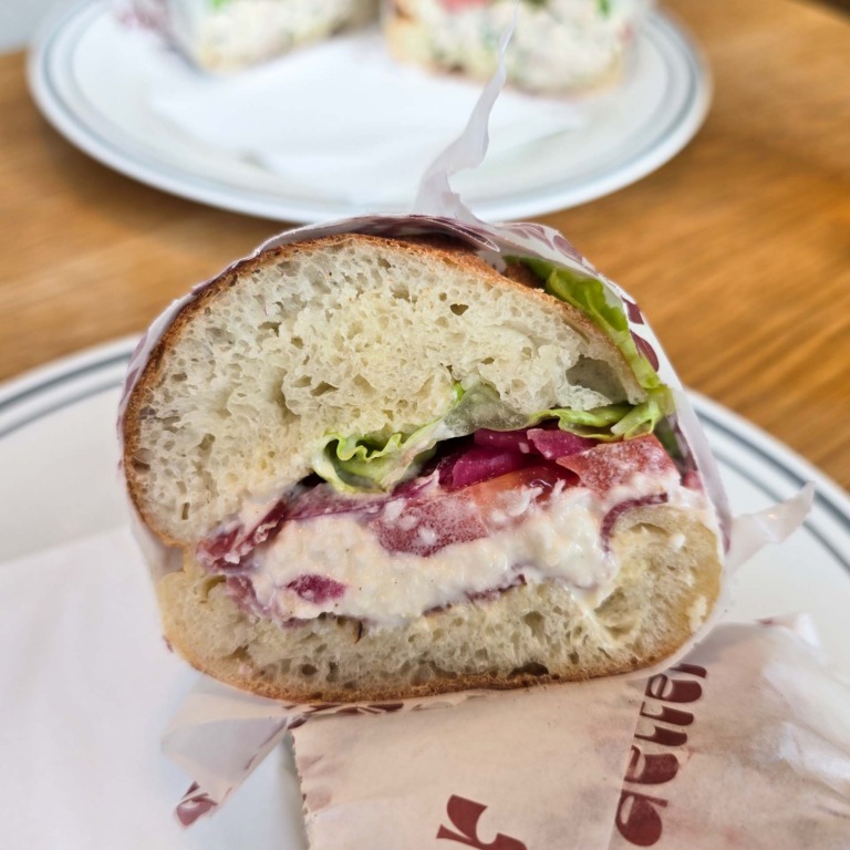 Sandwich p&aring; hjemmebagt br&oslash;d hos F&aelig;tter p&aring; Godsbanen.