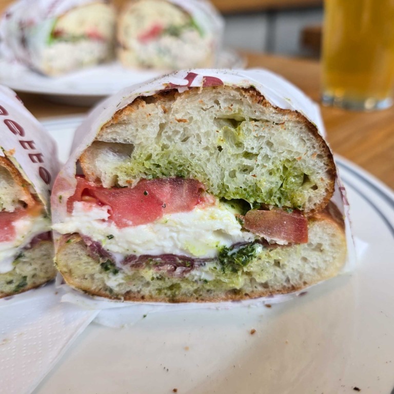Sandwich med parmaskinke, mozzarella, tomat og pesto p&aring; hjemmebagt br&oslash;d hos F&aelig;tter p&aring; Godsbanen.