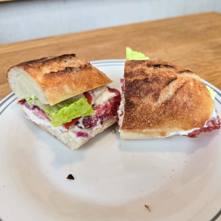 Sandwich med tr&oslash;ffelsalami, ost, salat og r&oslash;dl&oslash;j p&aring; ristet hjemmebagt br&oslash;d hos F&aelig;tter p&aring; Godsbanen.