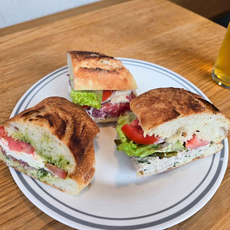 Tre slags sandwich med kyllingesalat, pesto og tomat, og hindb&aelig;r og ost, p&aring; br&oslash;d hos F&aelig;tter p&aring; Godsbanen.