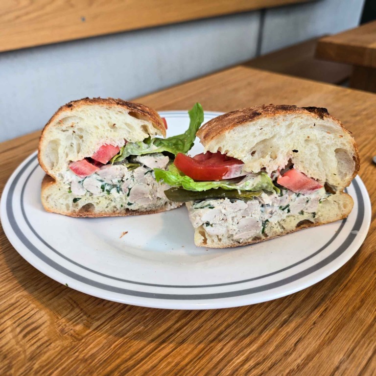Sandwich med kyllingesalat, tomat og salat p&aring; ristet surdejsbr&oslash;d hos F&aelig;tter p&aring; Godsbanen.