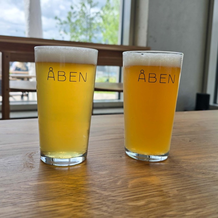 To glas fad&oslash;l fra &Aring;ben Bryghus p&aring; tr&aelig;bord hos F&aelig;tter p&aring; Godsbanen.