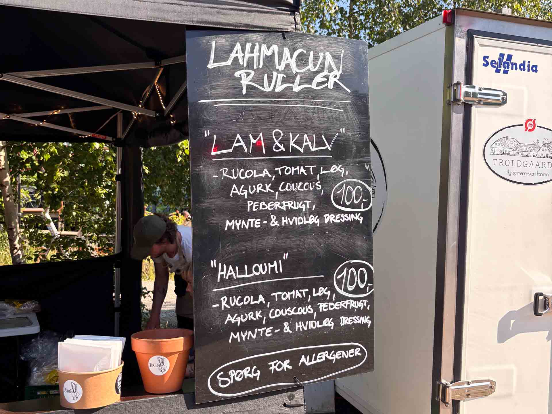 Vi lagde vejen forbi Brass, der serverer lahmacunruller. Det var festivalens mest rendyrkede bud på street food.