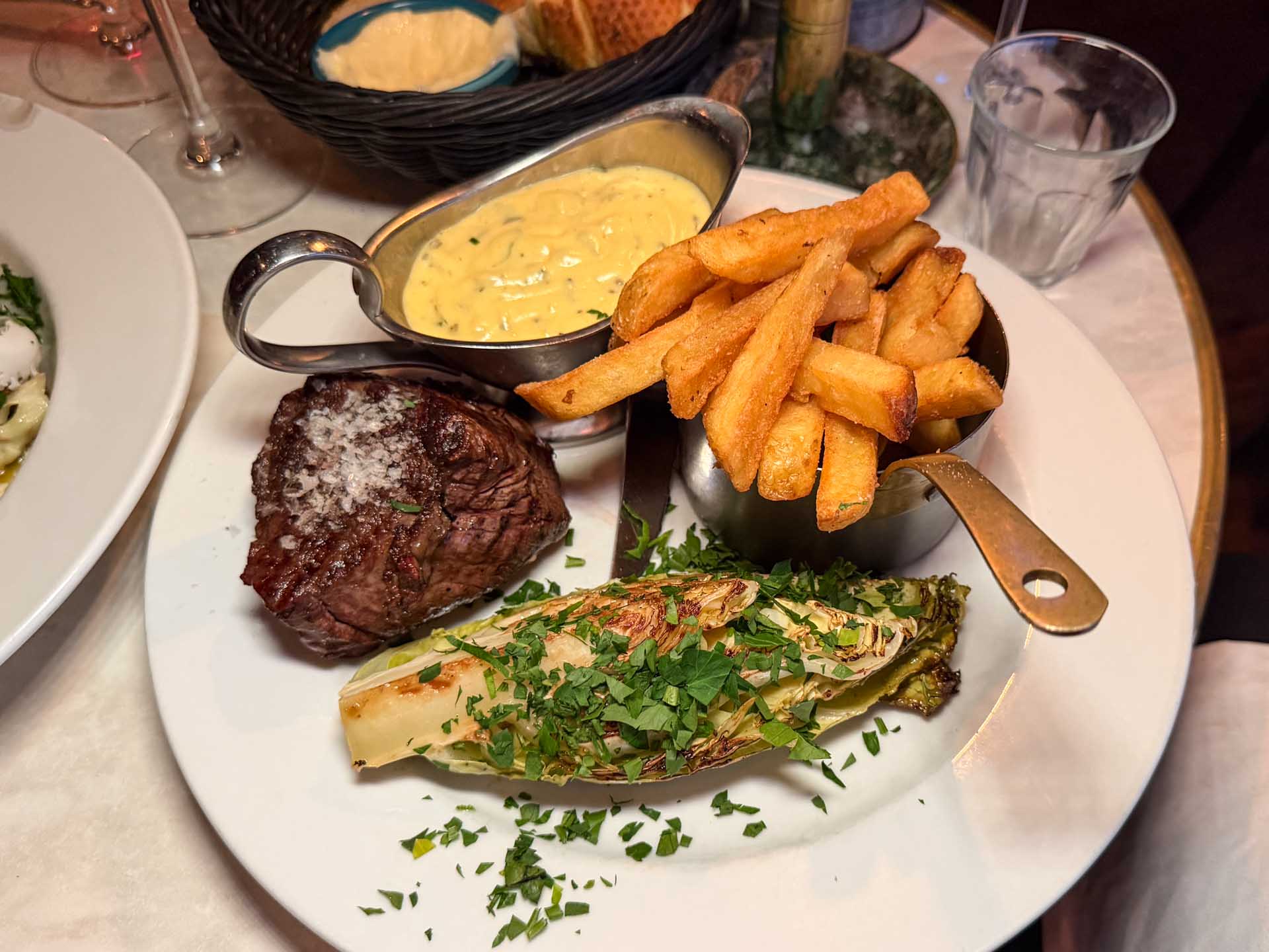 En god luftig bearnaise og tyktskårne fritter. Spidskålen var måske ikke ligefrem ophidsende, men tilbehøret gjorde, hvad det skulle.