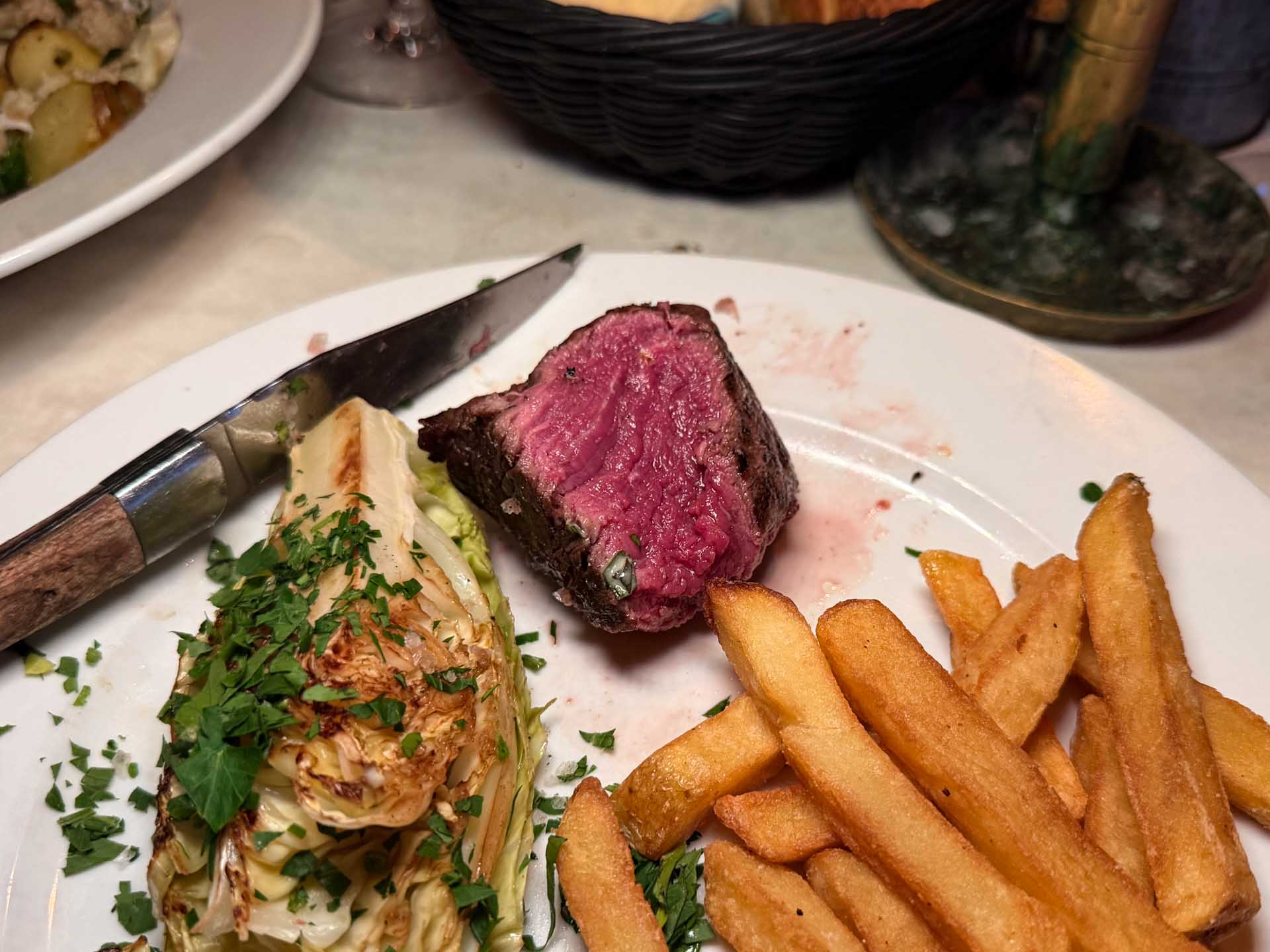 Rygterne vil det, at bøfferne er tilberedt sous vide. Med smag og saftighed som den, vi fik her, var det fløjtendes ligegyldigt.