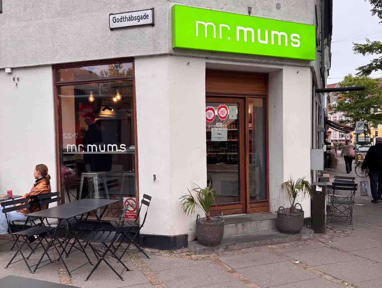 Mr. Mums i Jægergårdsgade set udefra