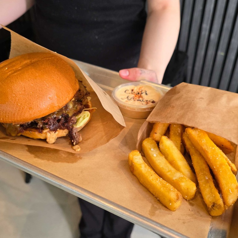 Smash burger med belgiske fritter og chilimayo serveret p&aring; bakke hos Aarhus Smash.
