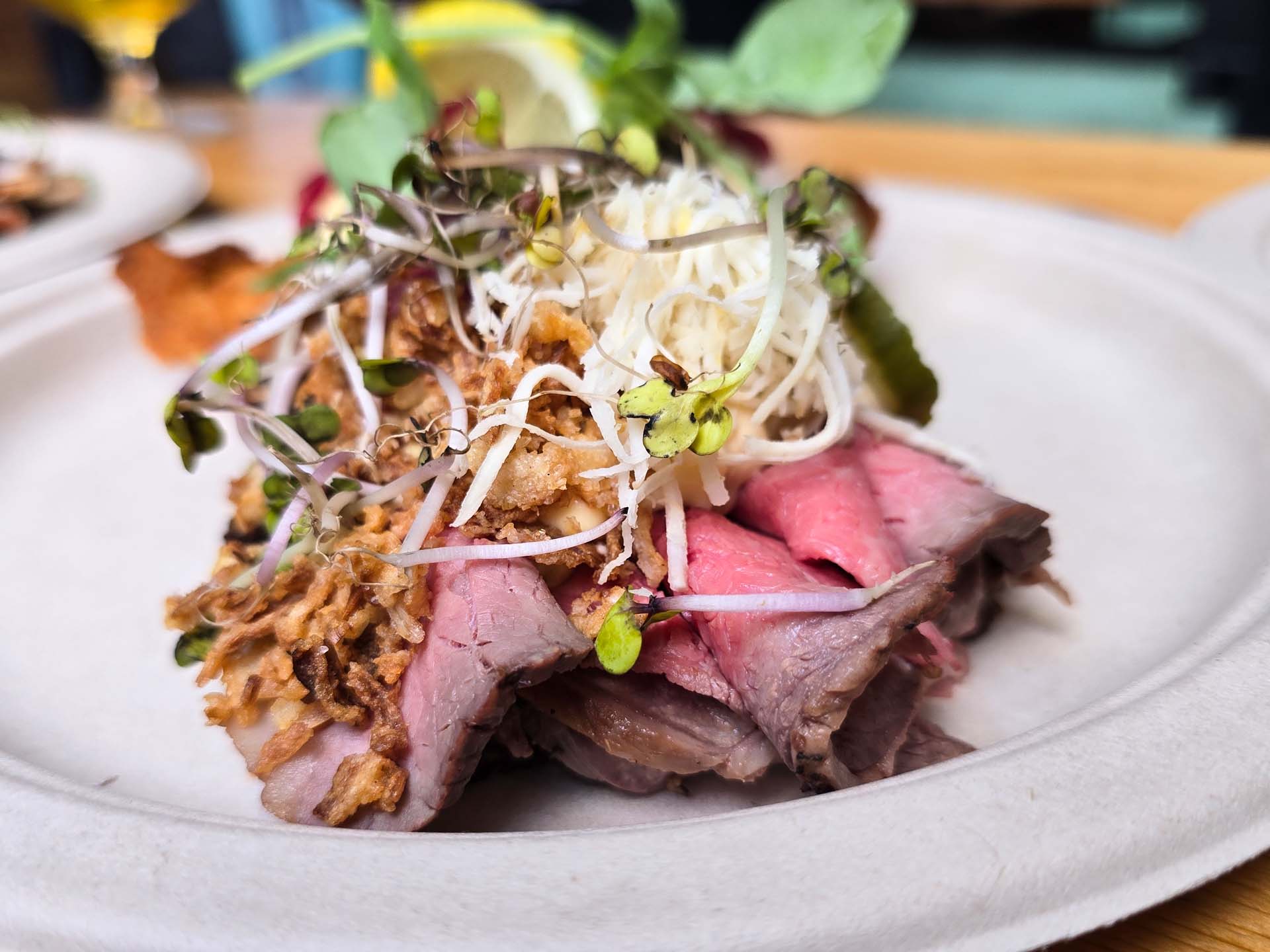 Stykket med roastbeef er en klassiker.