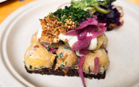 Kartoffelmad på rugbrød med syltet rødløg, ristede løg, mayonnaise og purløg hos Livretten i Aarhus Street Food.