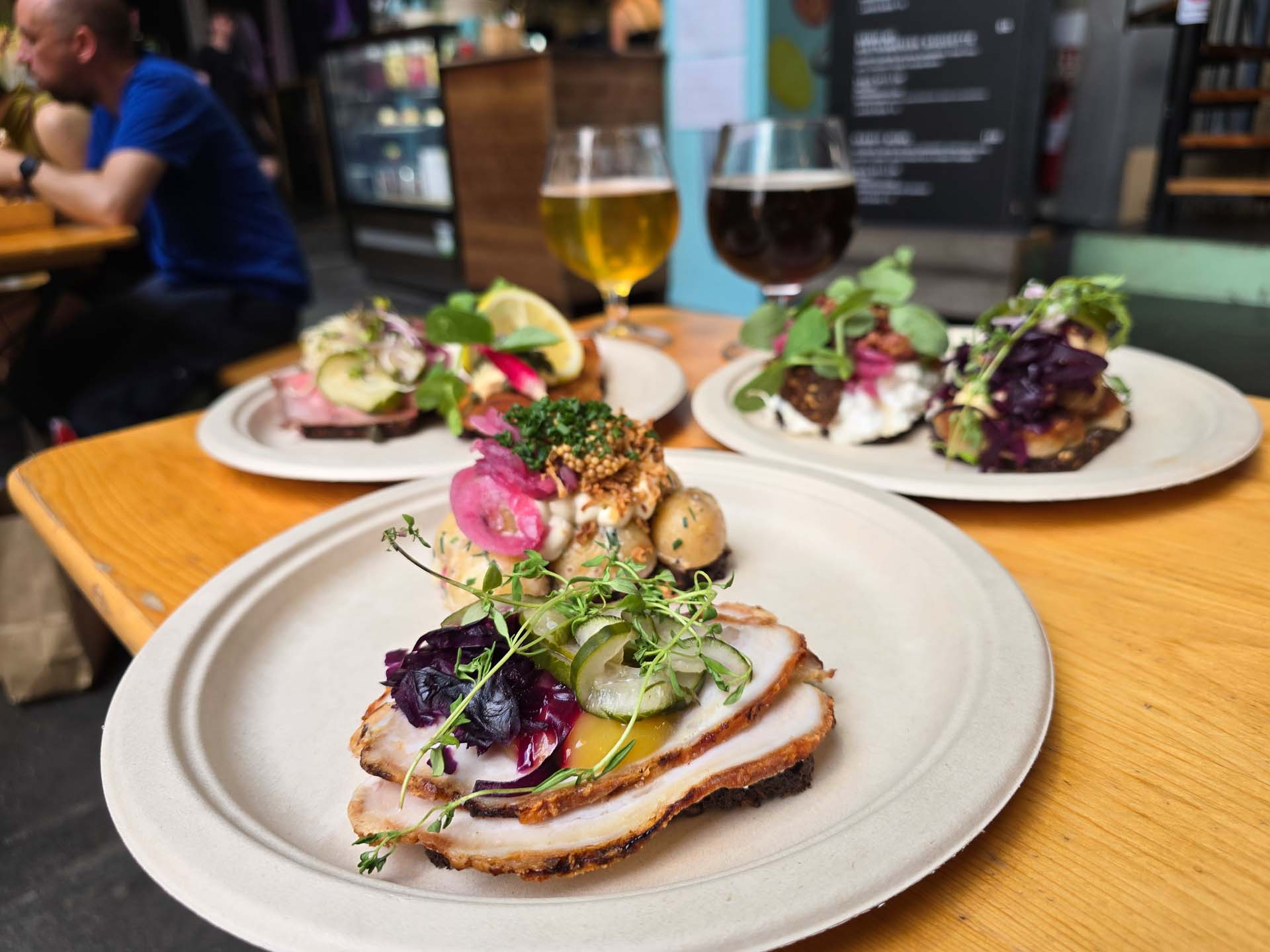 Smørrebrødet var belagt med gavmilde skiver af saftig ribbensteg.