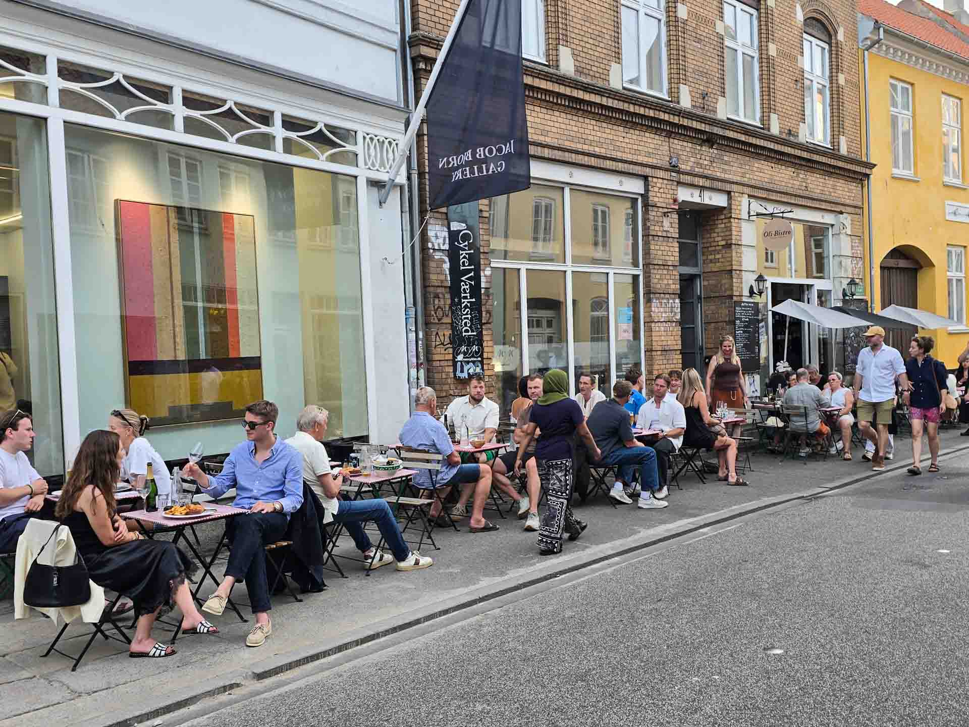 Fuld hus udenfor hos Oli-Bistro i Mejlgade