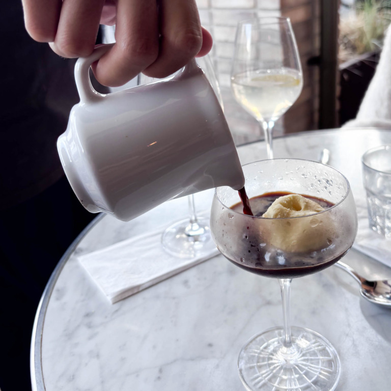 Kaffe h&aelig;ldes over is i glas hos Piccolo Aarhus &Oslash;, en affogato.