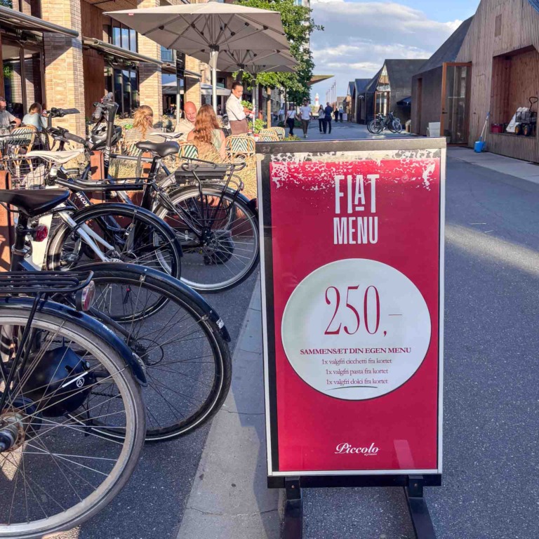 A-skilt for "Fiat Menu" p&aring; 250 kr foran udeserveringen ved Piccolo Aarhus &Oslash;.