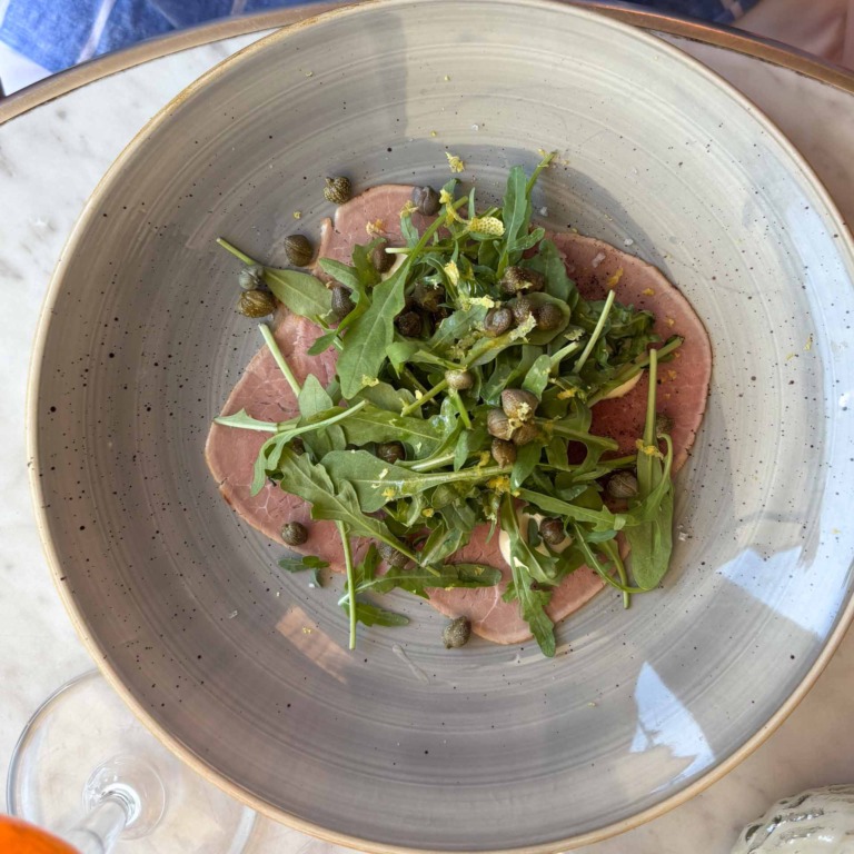 Carpaccio (vitello tonnato) med rucola og kapers i gr&aring;glaseret sk&aring;l hos Piccolo Aarhus &Oslash;.