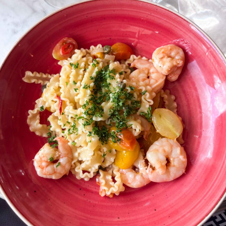 Pasta med rejer, kapers og cherrytomater i r&oslash;dlig sk&aring;l hos Ugly ved &Aring;en.