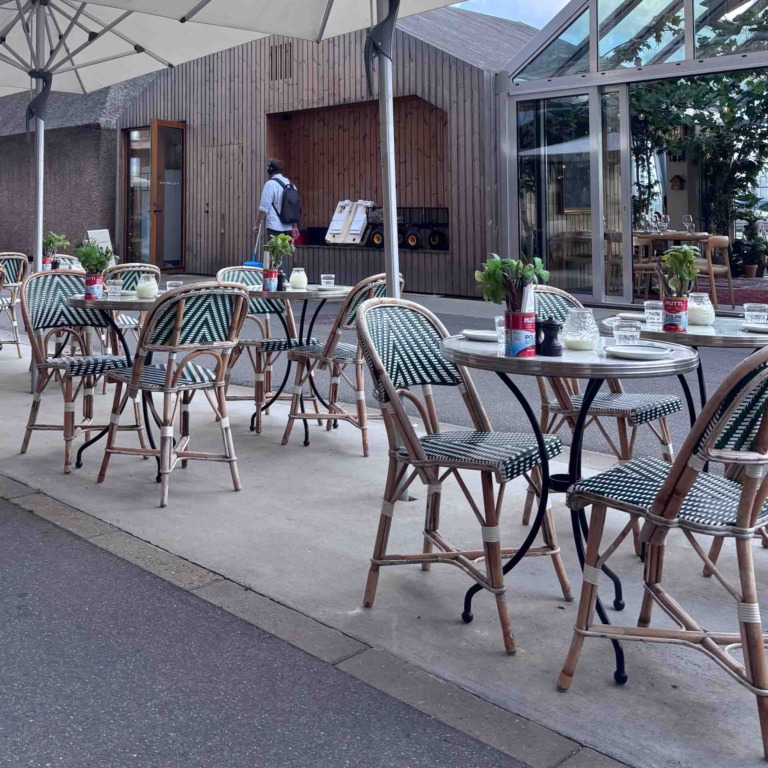 Udeservering med bistrostole og opd&aelig;kkede borde ved Piccolo Aarhus &Oslash;.