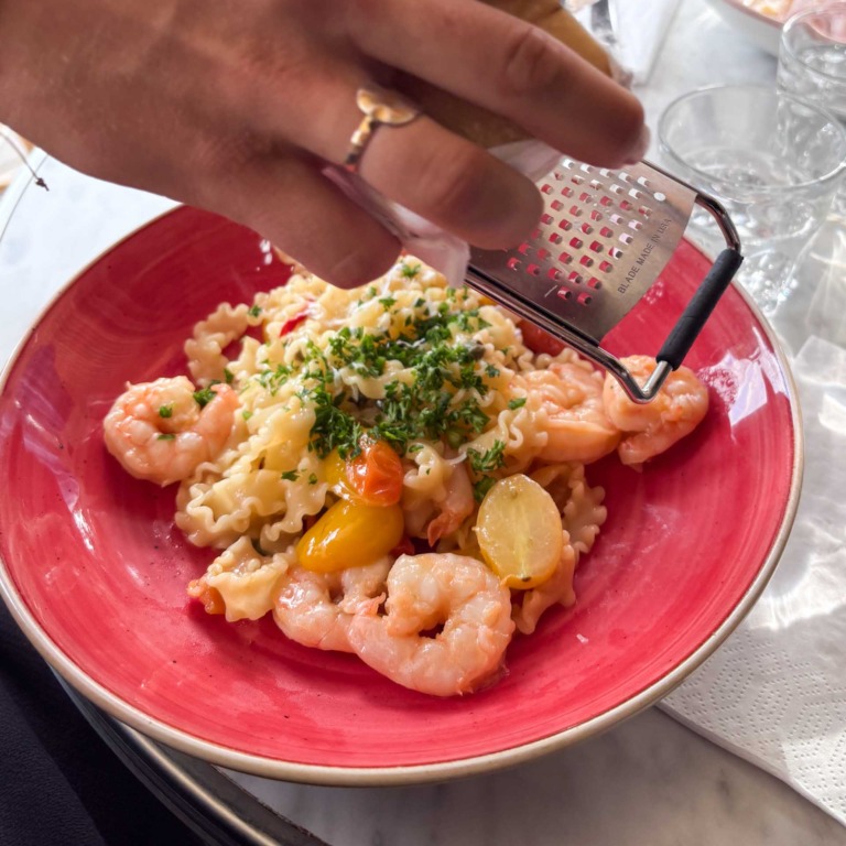 Pasta med rejer, kapers og cherrytomater i r&oslash;dlig sk&aring;l hos Ugly ved &Aring;en.