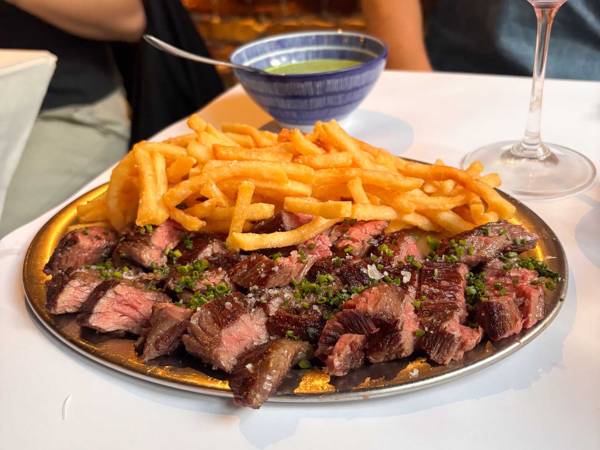 Hovedretten var med rosa stegt bavette serveret med Café de Paris-sauce og sprøde pommes frites.