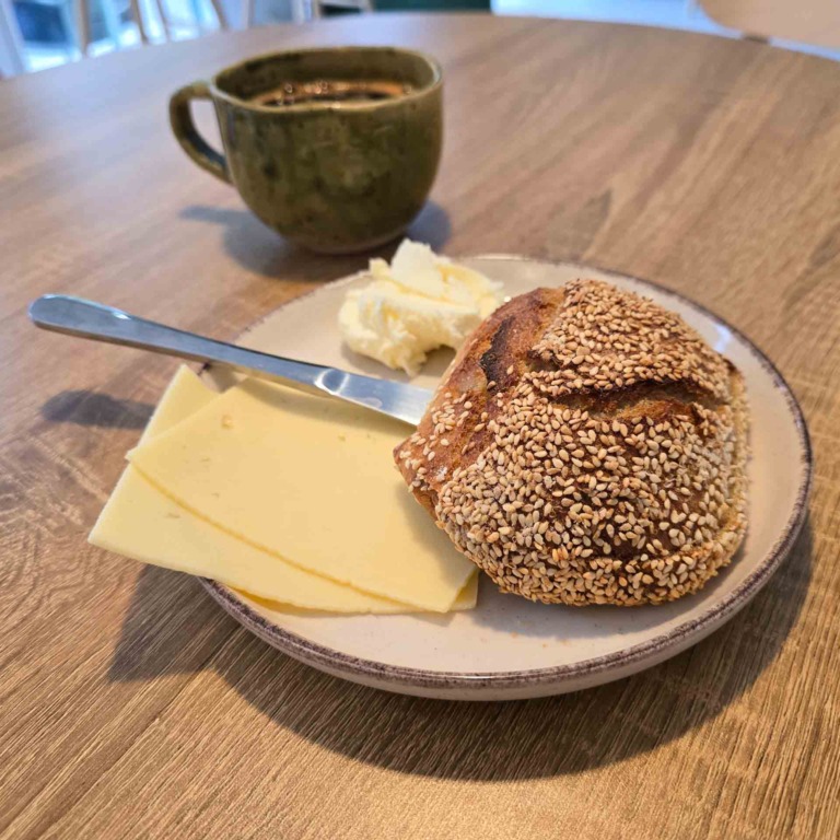 Kernebolle med ost og sm&oslash;r og en kop kaffe hos Mors i Klostergade i Aarhus