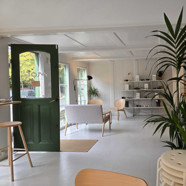Gr&oslash;n d&oslash;r, planter og hvide v&aelig;gge hos Mors i Klostergade i Aarhus