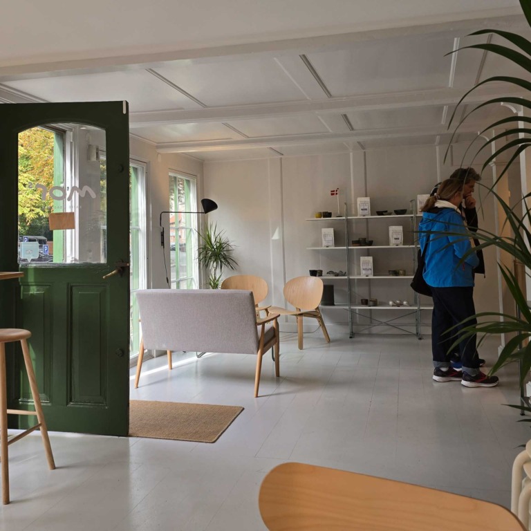 Lyst lokale med gr&oslash;n d&oslash;r og reoler hos Mors i Klostergade i Aarhus