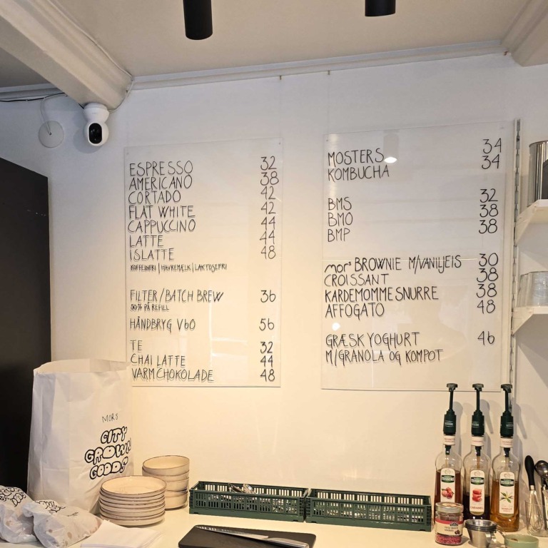 H&aring;ndskrevet menu p&aring; den hvide v&aelig;g hos Mors i Klostergade i Aarhus