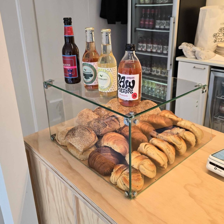 Boller i glasmontre og sodavand p&aring; disken hos Mors i Klostergade i Aarhus
