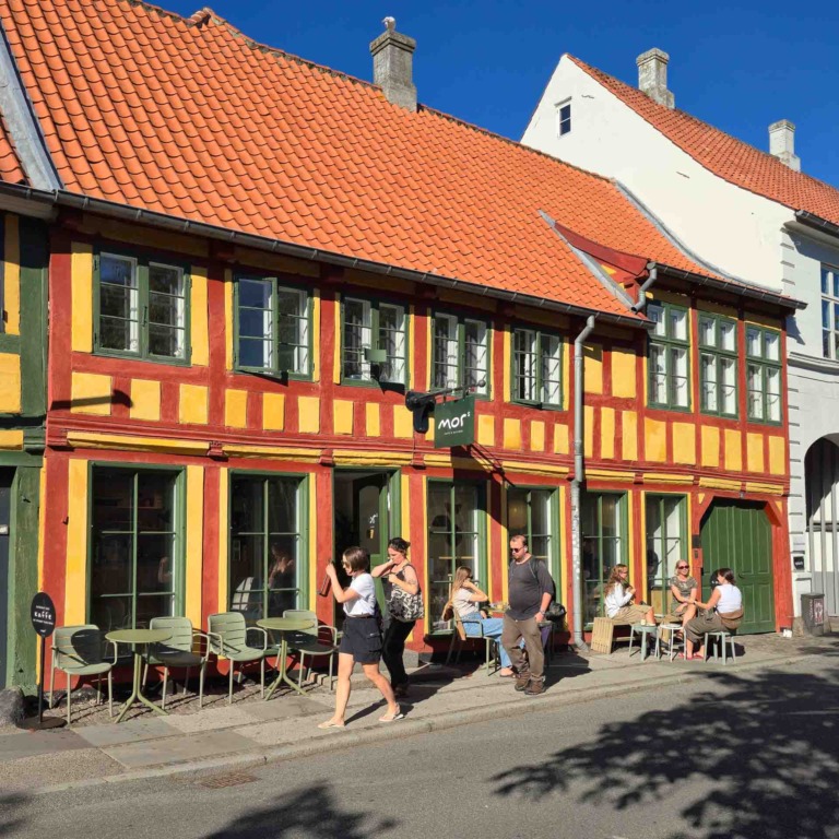 Bindingsv&aelig;rkshus med r&oslash;dt tegltag hos Mors i Klostergade i Aarhus