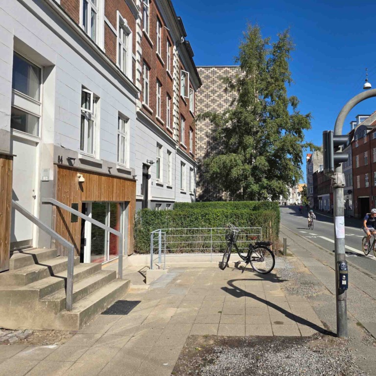 Trappe og gadehj&oslash;rne ved indgangen hos Ratata Bar i N&oslash;rre All&eacute; i Aarhus