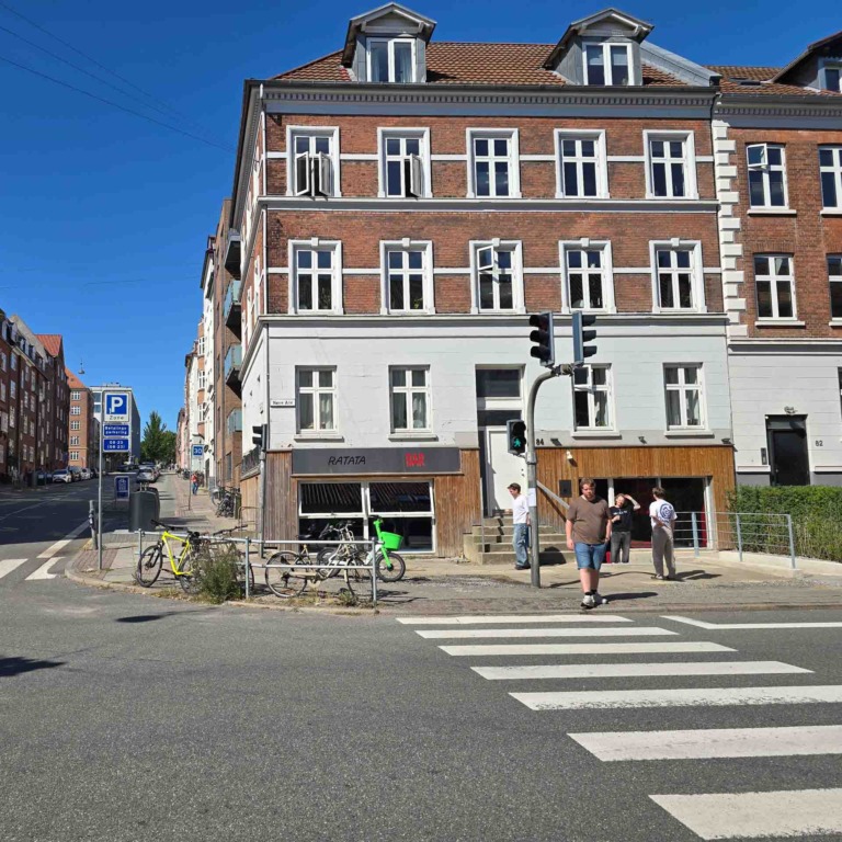 Hj&oslash;rneejendommen set fra fodg&aelig;ngerfeltet hos Ratata Bar i N&oslash;rre All&eacute; i Aarhus