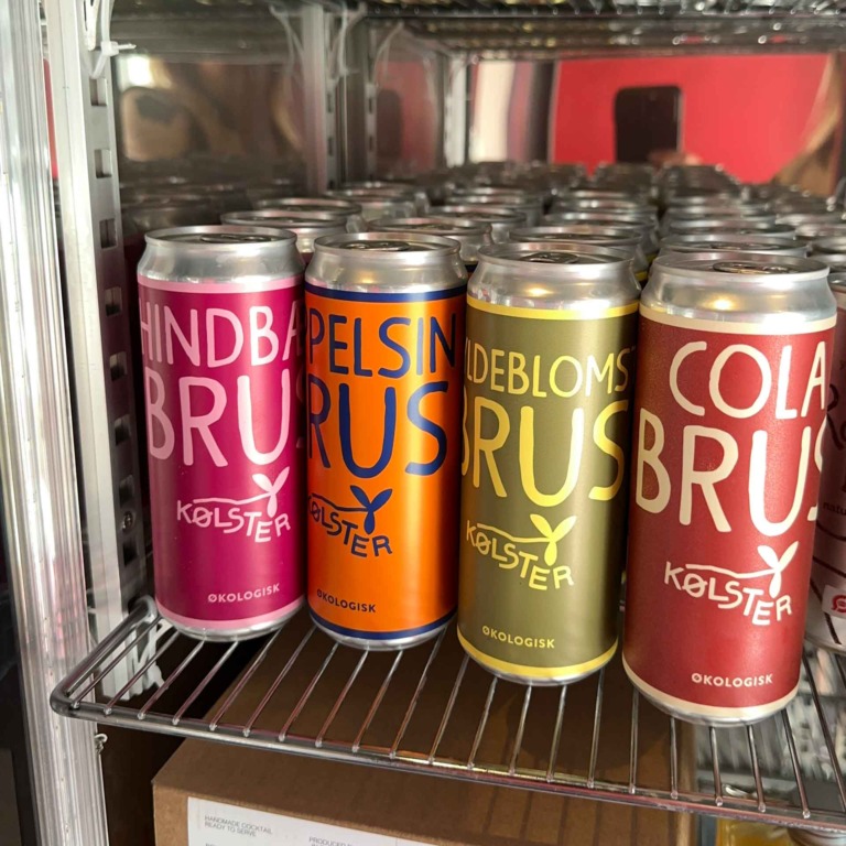 D&aring;ser med &oslash;kologisk sodavand i k&oslash;leskabet hos Ratata Bar i N&oslash;rre All&eacute; i Aarhus
