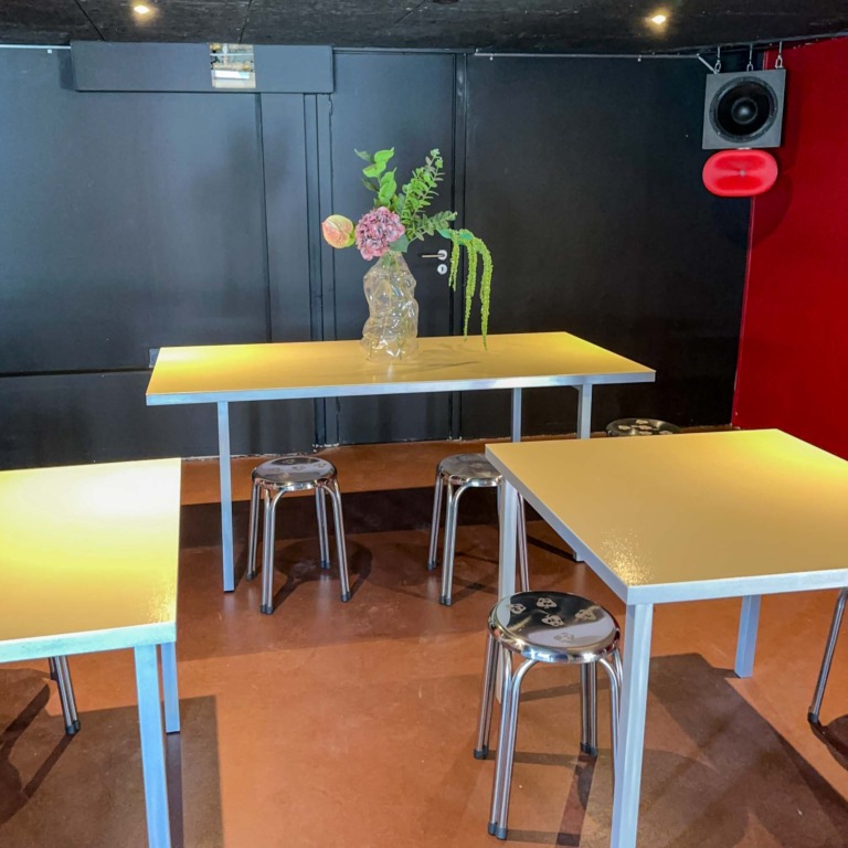 Gule borde foran sort v&aelig;g hos Ratata Bar i N&oslash;rre All&eacute; i Aarhus