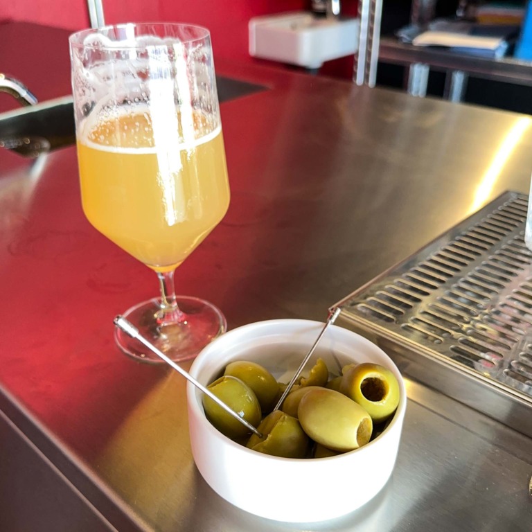 Glas &oslash;l og sk&aring;l med gr&oslash;nne oliven hos Ratata Bar i N&oslash;rre All&eacute; i Aarhus
