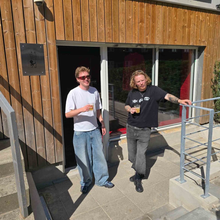 To m&aelig;nd p&aring; trappen ved indgangen hos Ratata Bar i N&oslash;rre All&eacute; i Aarhus