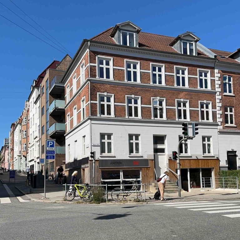 Hj&oslash;rneejendom set fra den anden side af krydset hos Ratata Bar i N&oslash;rre All&eacute; i Aarhus
