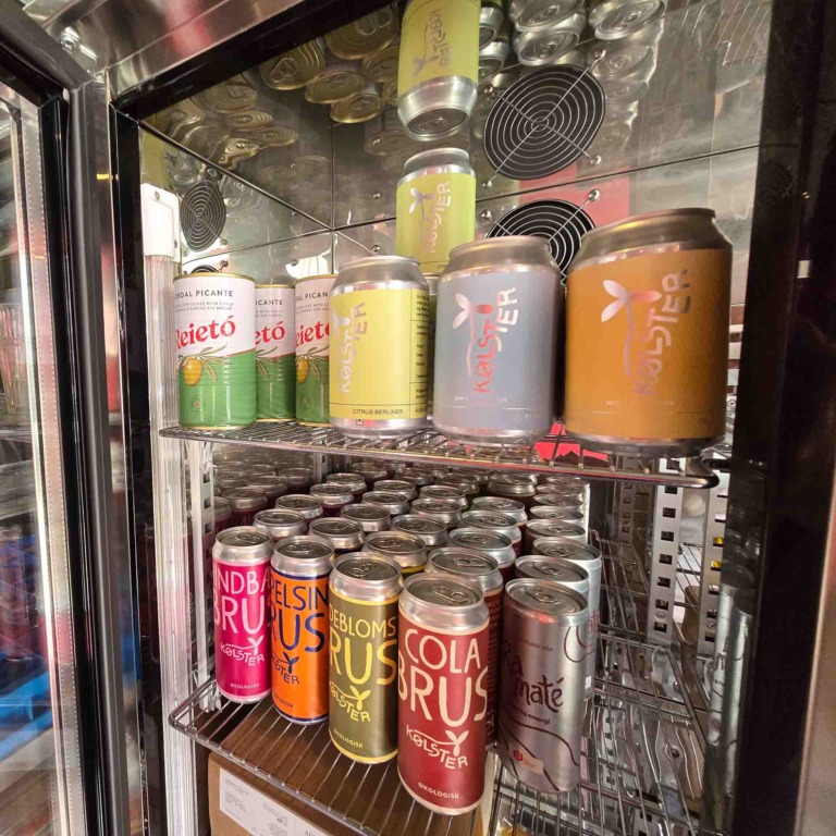 K&oslash;leskab med d&aring;ser og flasker hos Ratata Bar i N&oslash;rre All&eacute; i Aarhus