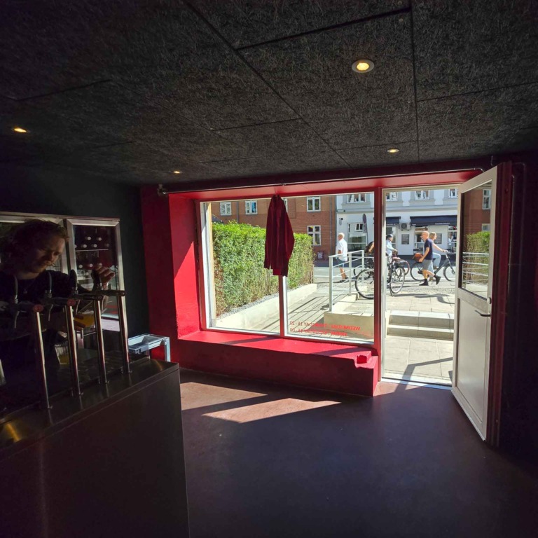 M&oslash;rkt lokale med r&oslash;de vinduesnicher hos Ratata Bar i N&oslash;rre All&eacute; i Aarhus