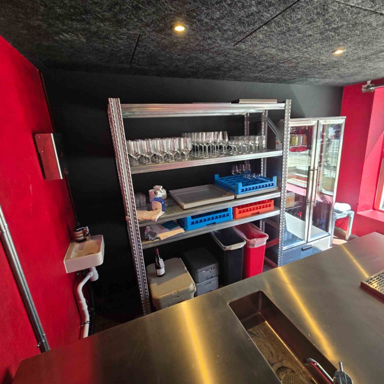 St&aring;lbar og reol ved r&oslash;d v&aelig;g hos Ratata Bar i N&oslash;rre All&eacute; i Aarhus