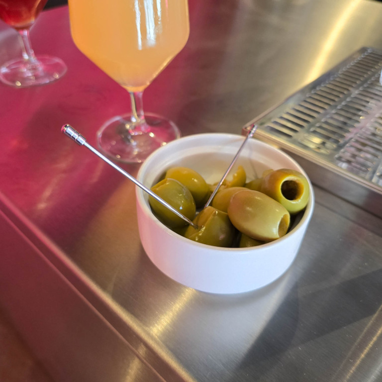 Sk&aring;l med oliven og glas &oslash;l p&aring; baren hos Ratata Bar i N&oslash;rre All&eacute; i Aarhus