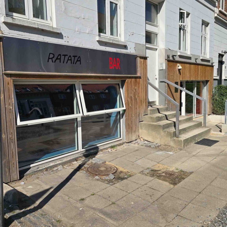 Tr&aelig;facade og trappe op til baren hos Ratata Bar i N&oslash;rre All&eacute; i Aarhus