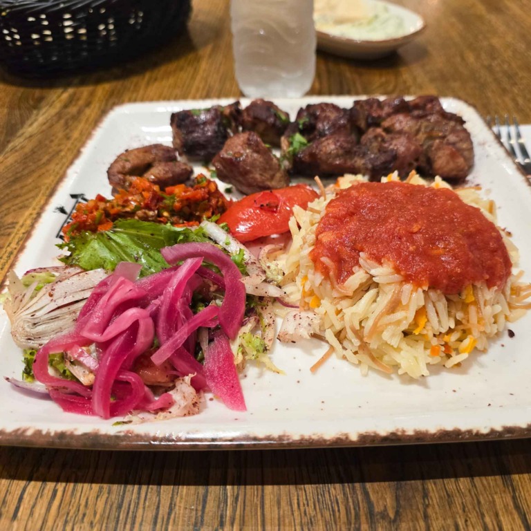 Grillet k&oslash;d med bulgur, ris og syltede l&oslash;g hos Al Sultan i Brabrand