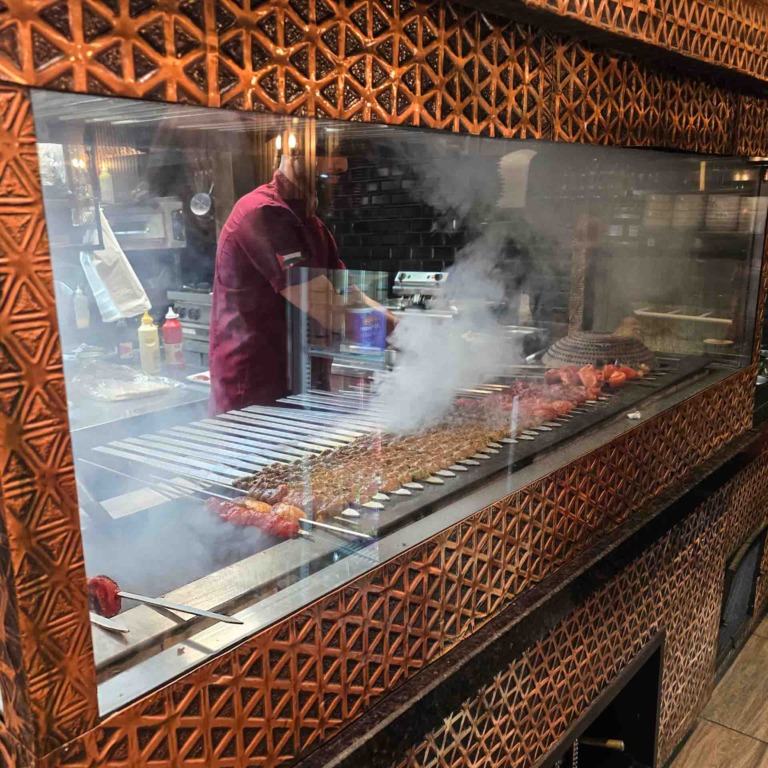 Kok griller spyd bag glasruden hos Al Sultan i Brabrand
